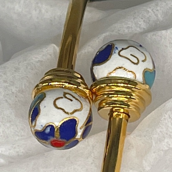 !!SOLD!! Vintage Avon White Blue Cloisonné Easter Egg Clip Earrings Bracelet - Picture 5 of 10